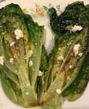 Corazones de lechuga asados con queso cotija