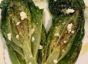 Una foto de Corazones de lechuga asados con queso cotija