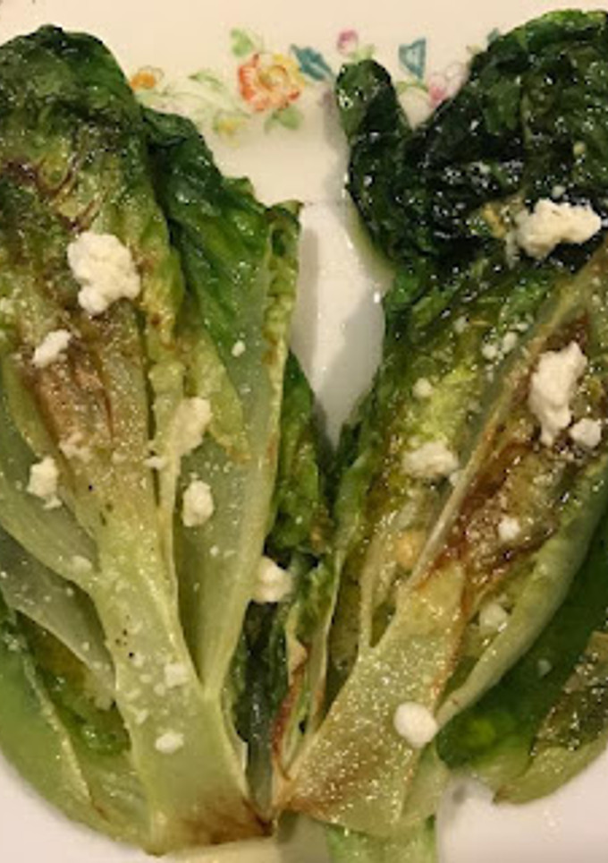 Una foto de Corazones de lechuga asados con queso cotija