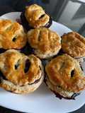 Bolas de arándano y cuadros de queso