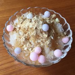 A picture of Japanese dessert, Shaved Ice with Wasanbon & Kinako 和三盆&きな粉のかき氷.