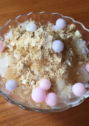 A picture of Japanese dessert, Shaved Ice with Wasanbon & Kinako 和三盆&きな粉のかき氷.