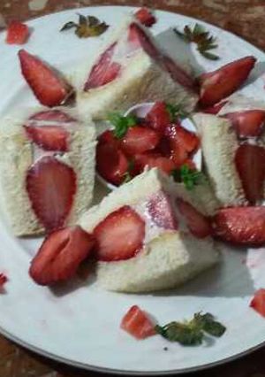 Une photo de Sandwiche de pain de mie aux fraises