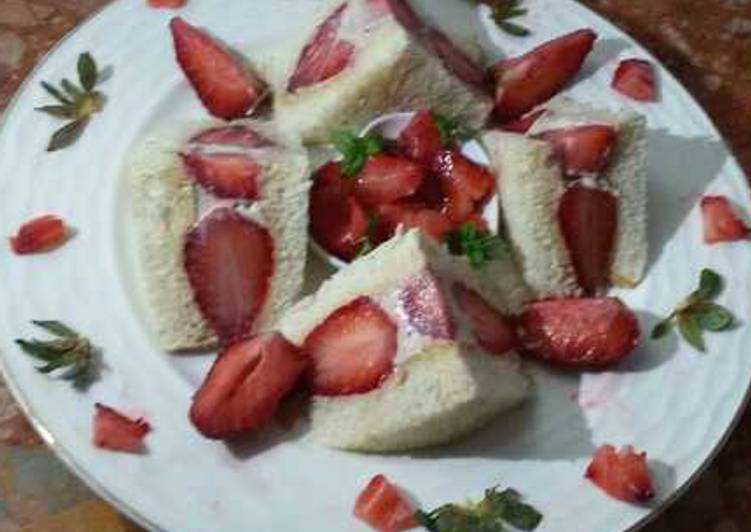 Sandwiche de pain de mie aux fraises