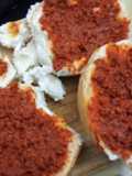 Pan dorado con  mantequilla, embarrado de chorizo casero las Correa para desayunos