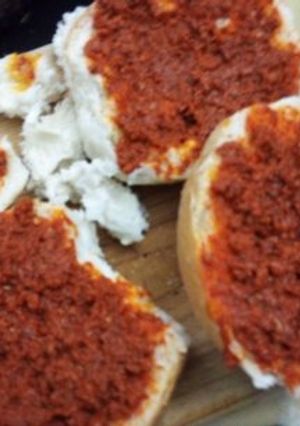 Una foto de Pan dorado con  mantequilla, embarrado de chorizo casero las Correa para desayunos