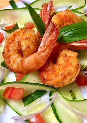 รูปของ FRIED SHRIMP WITH SHAVED SQUASH SALAD AND TOMATOES | กุ้งทอดกับสลัดสควอชและมะเขือเทศ