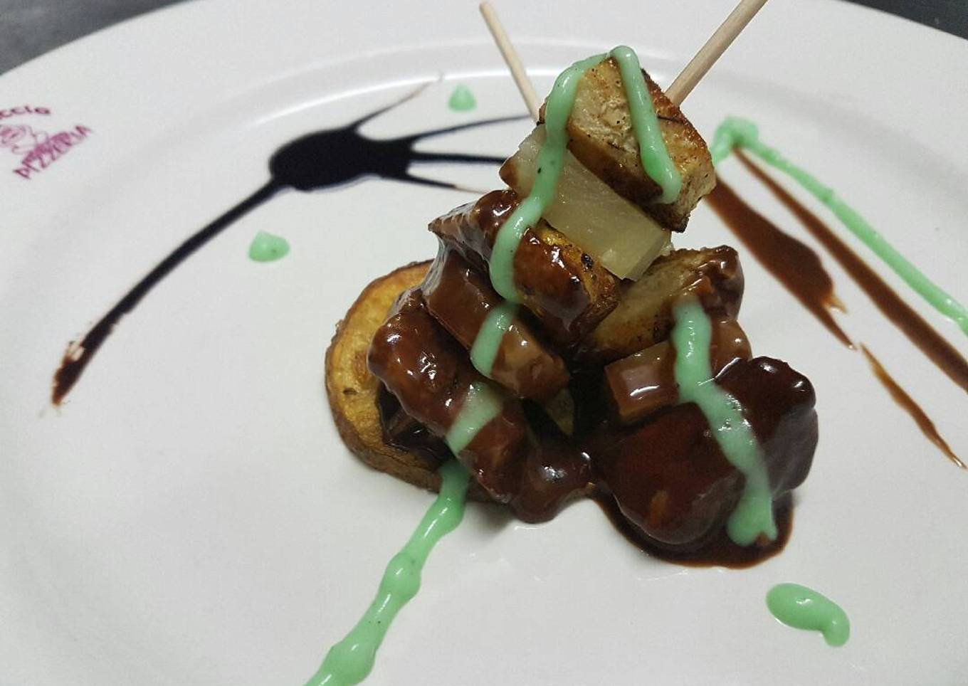 Brocheta de pollo y piña con salsa de chocolate y menta