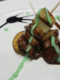 Una foto de Brocheta de pollo y piña con salsa de chocolate y menta