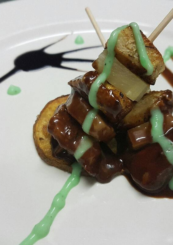 Una foto de Brocheta de pollo y piña con salsa de chocolate y menta