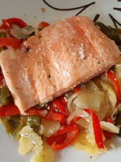 Una foto de Salmón al papillote con guarnición de patatas y verduras
