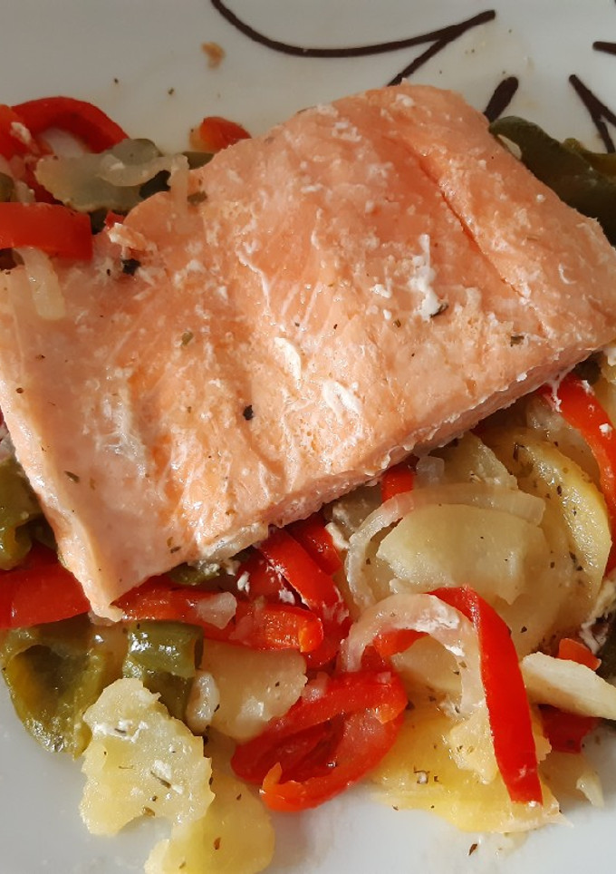 Una foto de Salmón al papillote con guarnición de patatas y verduras