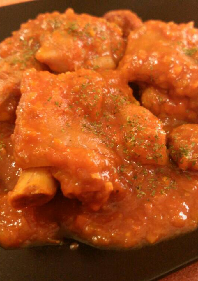 Una foto de Manitas de cerdo en salsa tradicional