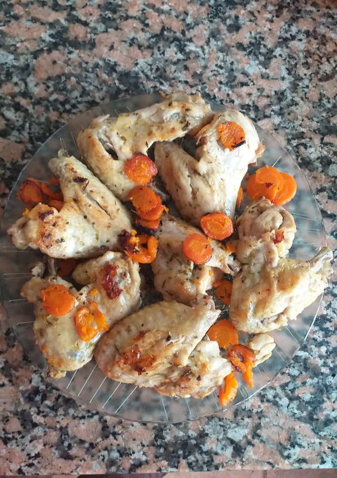 Una foto de Alitas al horno + Sopa = Almuerzo p/ti, y cena para el perro 🐶