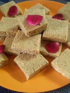 સીંગની સુખડી (Shing Sukhdi Recipe In Gujarati) રેસીપી મુખ્ય ફોટો