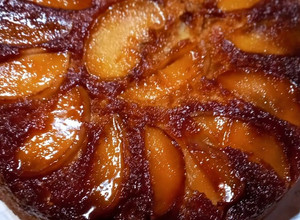 Una foto de Torta invertida de manzana con caramelo