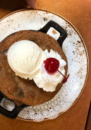 A picture of Toll house cookie Sunday / chocolate chip cookies.