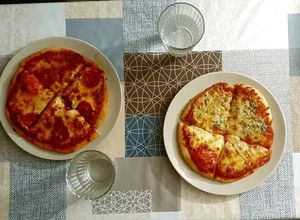 Foto principal de 🍕Pizzas de pepperoni y dos quesos🧀 con masa casera