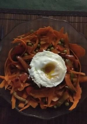 Una foto de Ensaladita piola para cenar con tutti 😂😚