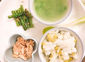 Hình của món Ăn dặm cho bé: măng tây xào tỏi, cá hồi hấp, cơm nấu khoai lang 1:7, canh bí.