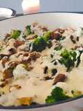 Cazuela de champiñones y brócoli con salsa cremosa de ajo