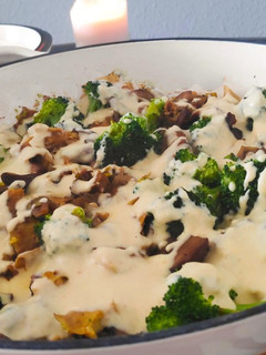 Una foto de Cazuela de champiñones y brócoli con salsa cremosa de ajo