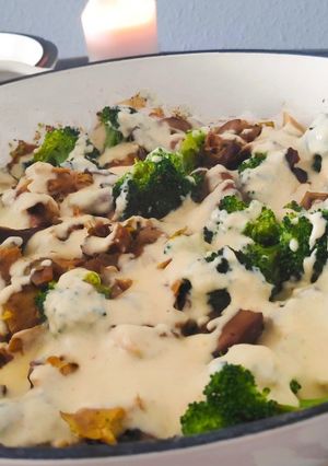 Una foto de Cazuela de champiñones y brócoli con salsa cremosa de ajo