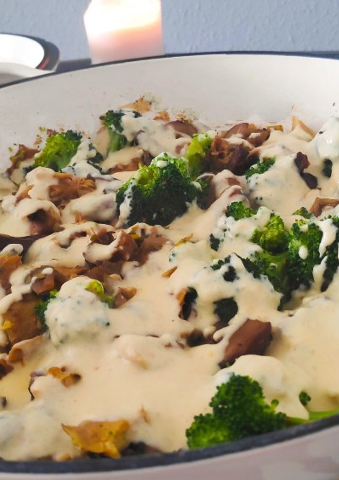 Una foto de Cazuela de champiñones y brócoli con salsa cremosa de ajo