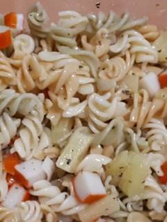 Una foto de 26. Ensalada de espirales con piña