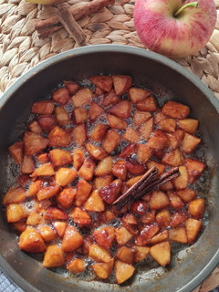 Una foto de Manzana caramelizada con canela y panela