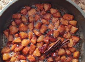 Foto principal de Manzana caramelizada con canela y panela
