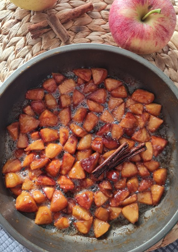 Una foto de Manzana caramelizada con canela y panela