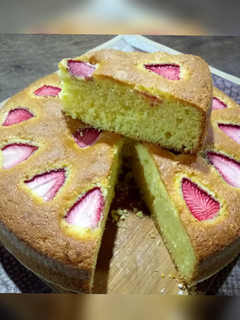 Una foto de Lindísima torta de naranja y frutilla