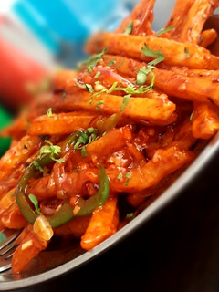 क्रिस्पी हनी चिल्ली पोटैटो(crispy honey chilli potato recepie in hindi) रेसिपी मुख्य फोटो