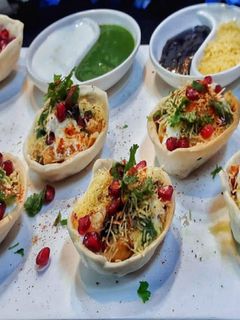 बेक्ड कटोरी चाट(Baked katori chaat recipe in Hindi) रेसिपी मुख्य फोटो