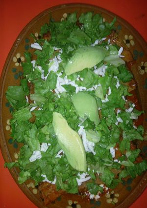 Una foto de Enchiladas en Adobo con lechuga a la Hilda, s