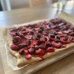 Una foto de Pizza dulce de fresas, frambuesa y coco