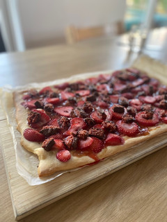 Una foto de Pizza dulce de fresas, frambuesa y coco