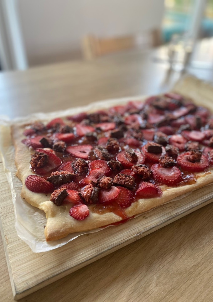 Una foto de Pizza dulce de fresas, frambuesa y coco