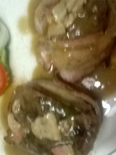 Una foto de Tender loing en salsa de hongos