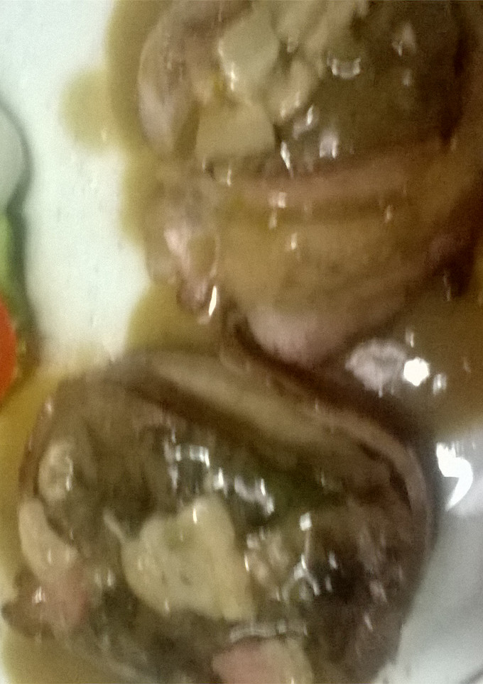 Una foto de Tender loing en salsa de hongos
