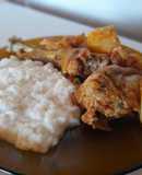 Pollo Casero con salsa y arroz con queso