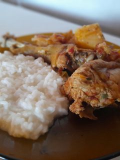 Una foto de Pollo Casero con salsa y arroz con queso