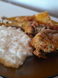 Una foto de Pollo Casero con salsa y arroz con queso