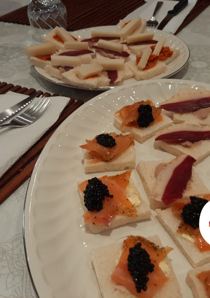 Una foto de Canapés en pan de molde