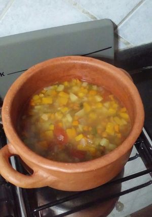 Una foto de Sopa en olla de barro