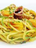 Spaghetti allo zafferano con filetti di acciughe, datterini gialli confit e noci