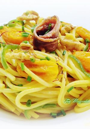 Foto di Spaghetti allo zafferano con filetti di acciughe, datterini gialli confit e noci