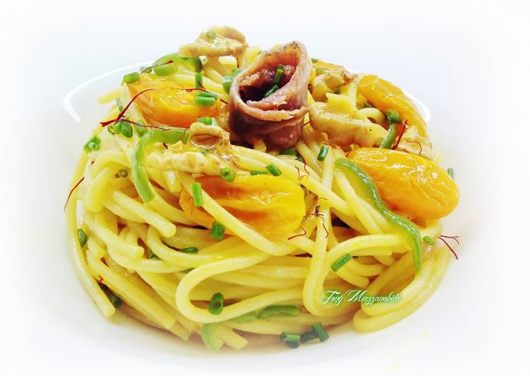 Spaghetti allo zafferano con filetti di acciughe, datterini gialli confit e noci