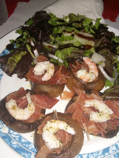 Una foto de Champiñones rellenos de jamón y gambas